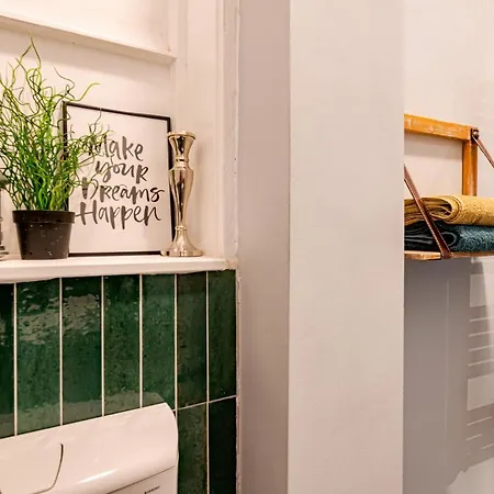 Design At The Ruin Pubs Apartamento Budapeste